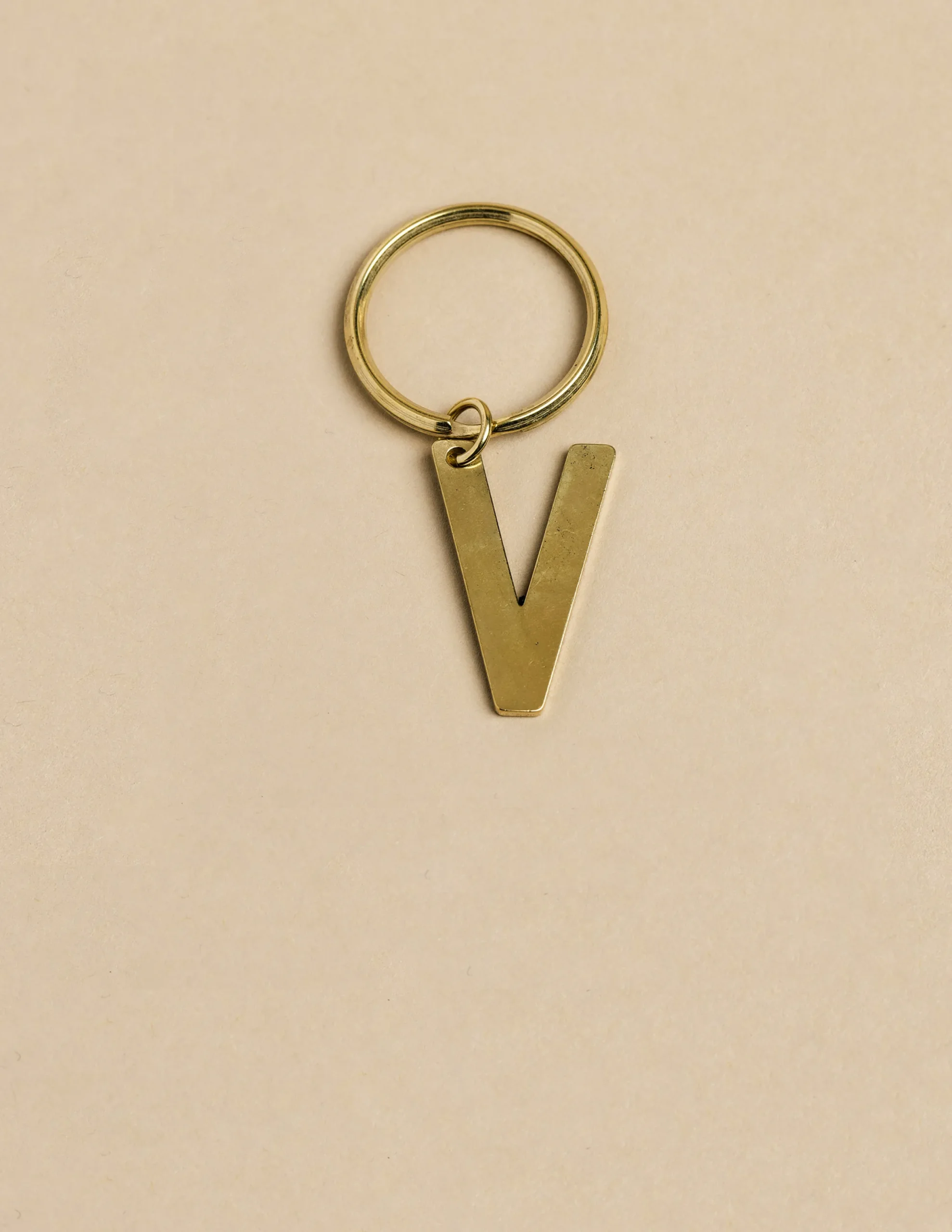 Nicoli Keychain|Keychain<GOLD "V" KEYCHAIN Dorados