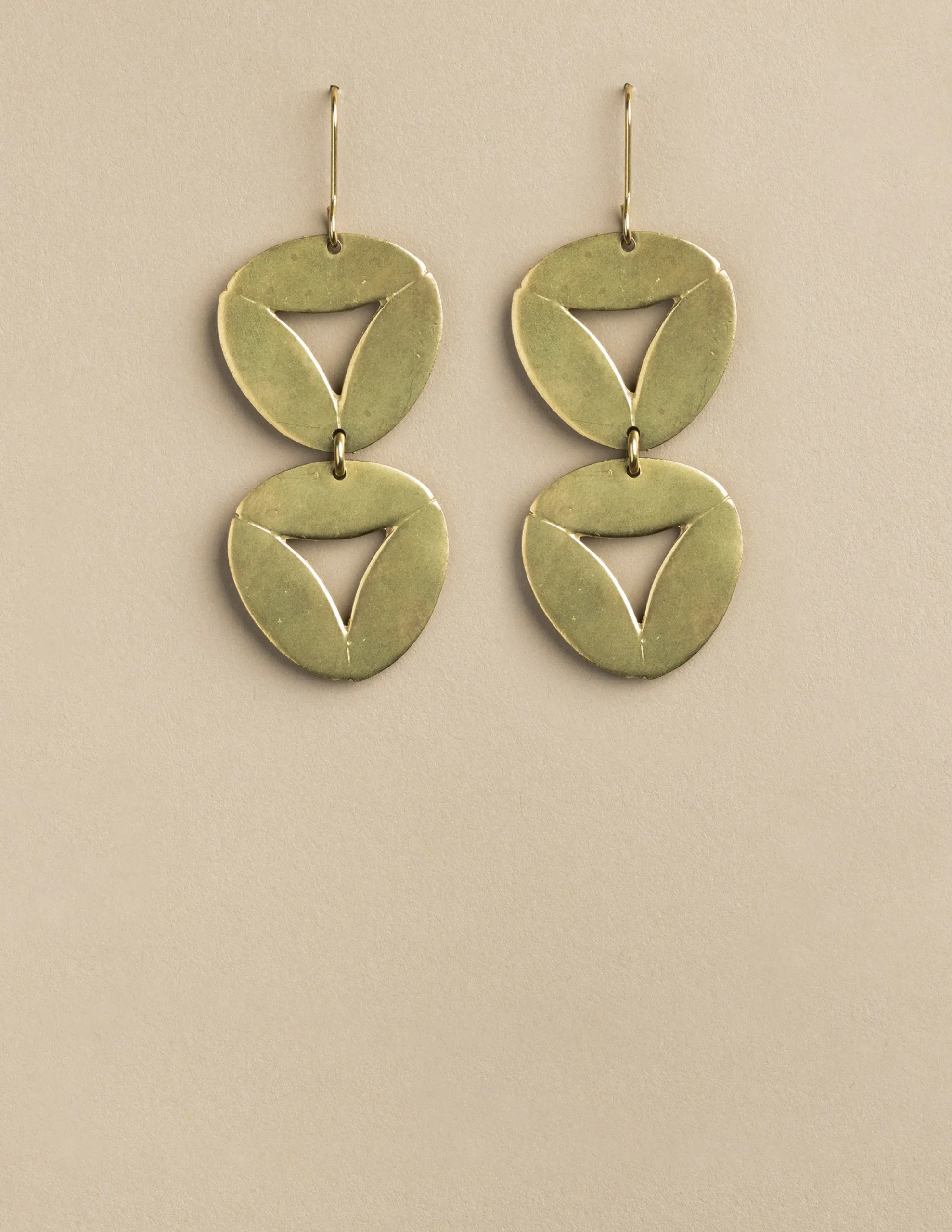 Nicoli Earrings<GOLDEN TRIANGLE EARRINGS Dorados