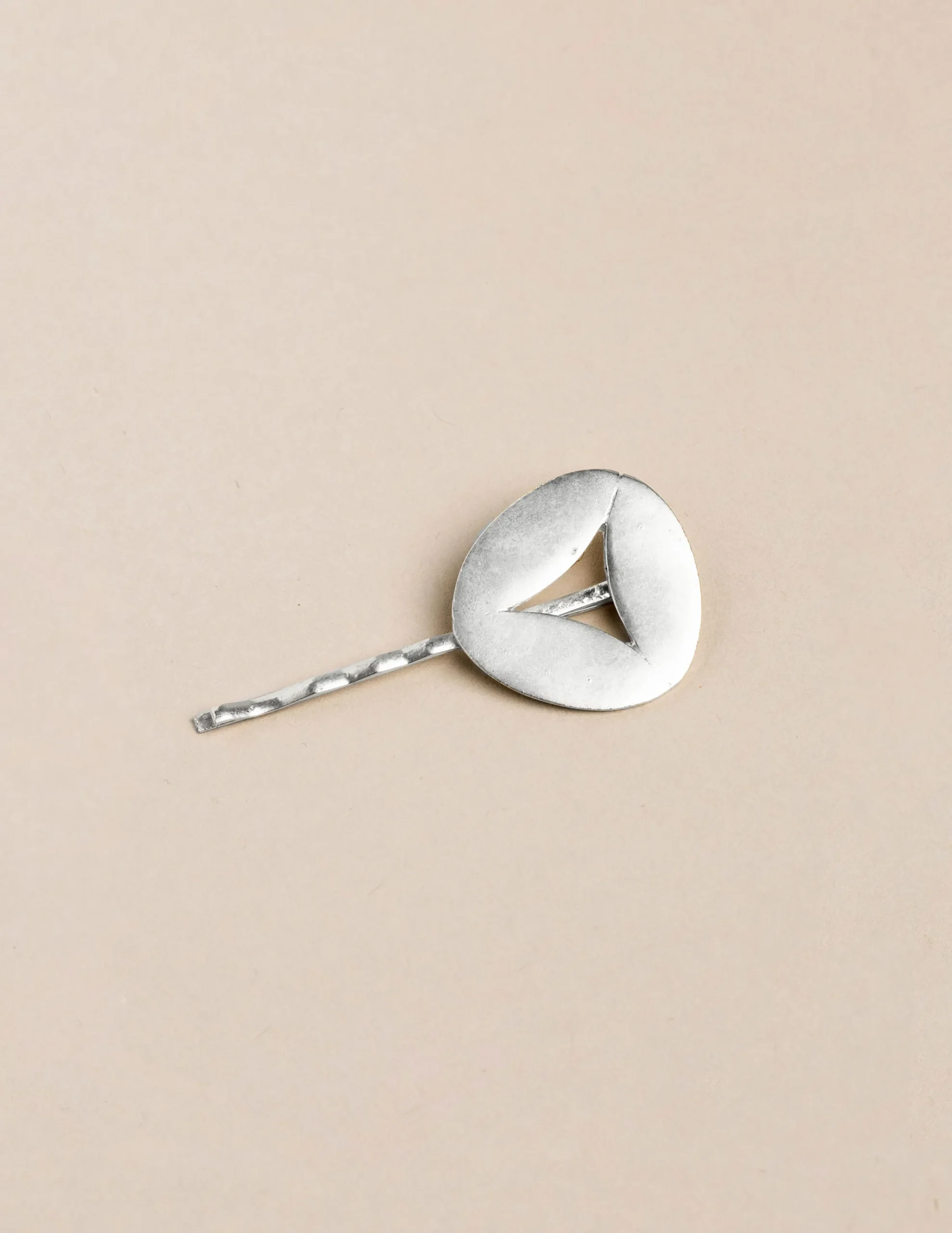 Nicoli Hair accessories<SILVER TRIANGLE HAIR CLIP Dorados